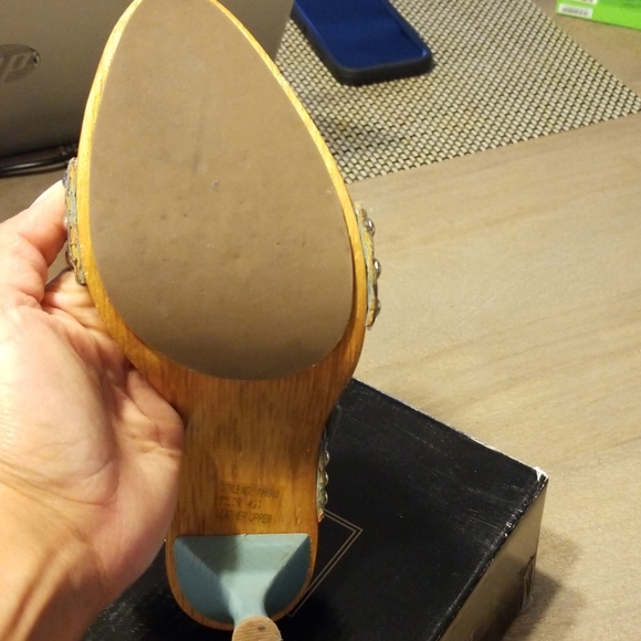 Shoes - Picture 3 of 4